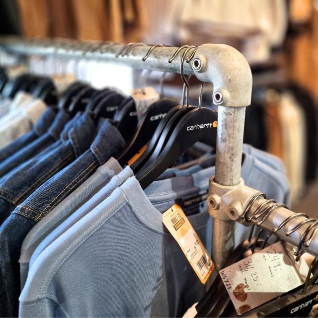 Butiksindretning med Clarrods Clamps og rør