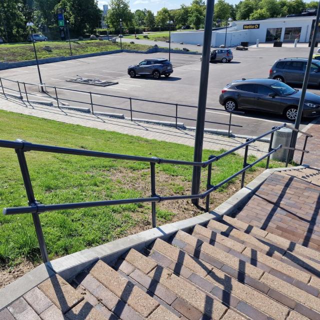 Trappegelænder og rækværk ved butikscenter med Clarrods Clamps og rør