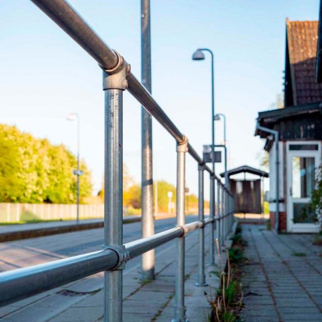 Rækværk og sikkerhedsafskærmning på station med Clarrods Clamps og rør