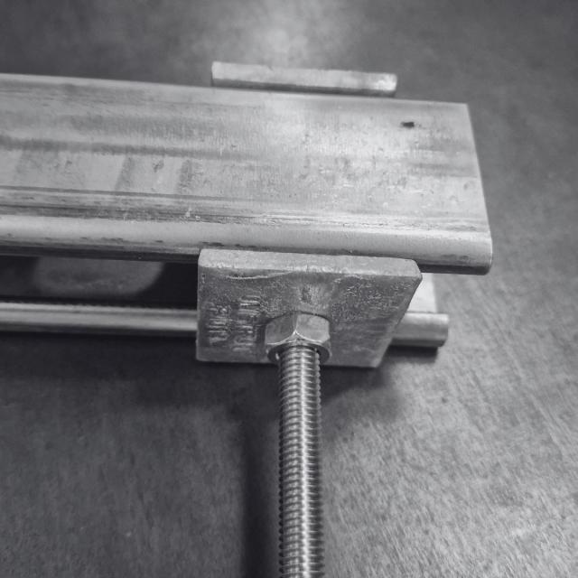 Forbind gevindstænger til montageskinner 